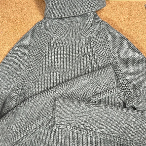 Theory Gray Wool Turtleneck Soft Long Sleeve Sweater size Petite - gently used - Picture 14 of 15